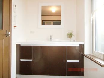 おしゃれで清潔感にあふれた洗面台へ生まれ変わり、家族みんな快適に使用しています。