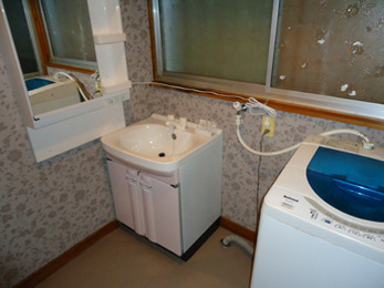 鏡の裏には収納棚があるので、機能性も高く見た目もすっきりします。