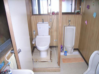 園児が使っていた幼児用和式トイレを洋式トイレにリフォームしました。