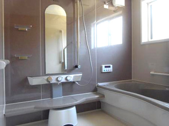 脱衣室との床はフラットになり片引き戸で開閉が楽になりました。