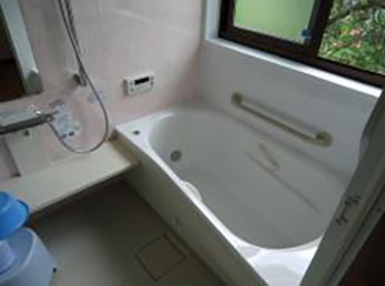 手すりの設置で安心してバスタイムが過ごせます。