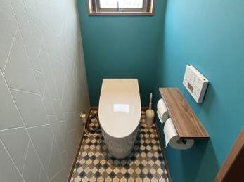 たった一畳の空間でも床材や壁紙の組み合わせでトイレの雰囲気が変わります。
