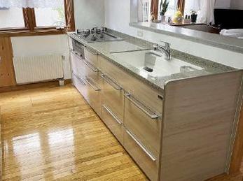 インテリアにも溶け込むナチュラルウッドのキッチンで、料理をするのが楽しくなりました。