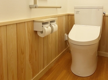 使うたび綺麗が続く清潔トイレと無垢材の香りがとても心地よいです。